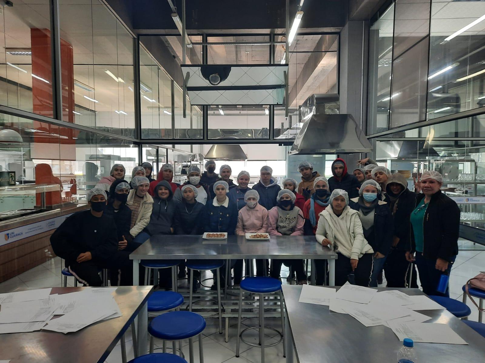 Alunos do Colégio Procópio, do Pinhão, participam de oficina culinária na UniGuairacá